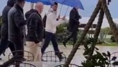 ĐOKOVIĆ NAPUSTIO SRBIJU: Novak sa kišobranom u ruci na staroj destinaciji (VIDEO) ĐOKOVIĆ NAPUSTIO SRBIJU: Novak sa kišobranom u ruci na staroj destinaciji (VIDEO)