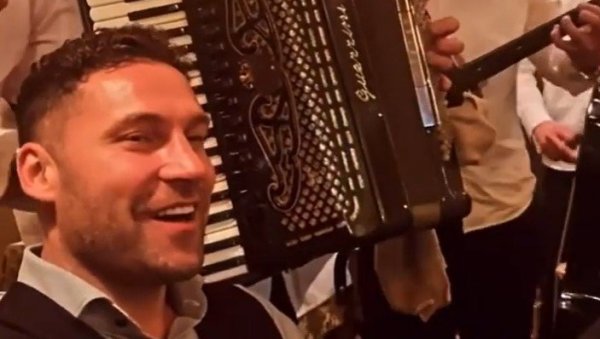 ВЕНЧАВАО САМ СЕ И РАЗВОДИО: Испливао снимак са рођендана Душка Тошића, фудбалер запевао ову песму (ВИДЕО) ВЕНЧАВАО САМ СЕ И РАЗВОДИО: Испливао снимак са рођендана Душка Тошића, фудбалер запевао ову песму (ВИДЕО)