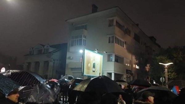 У ЦРНОЈ ГОРИ И ДАЉЕ ПРОТЕСТИ: Вечерас се окупило више људи него претходних вечери У ЦРНОЈ ГОРИ И ДАЉЕ ПРОТЕСТИ: Вечерас се окупило више људи него претходних вечери