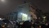 U CRNOJ GORI I DALJE PROTESTI: Večeras se okupilo više ljudi nego prethodnih večeri U CRNOJ GORI I DALJE PROTESTI: Večeras se okupilo više ljudi nego prethodnih večeri