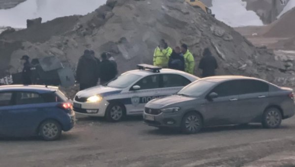 СЕСТРА СЕ ГУШИ У СУЗАМА: Нови детаљи погибије радника у Новом Пазару, најмилији испред болнице, Џенан подлегао повредама СЕСТРА СЕ ГУШИ У СУЗАМА: Нови детаљи погибије радника у Новом Пазару, најмилији испред болнице, Џенан подлегао повредама