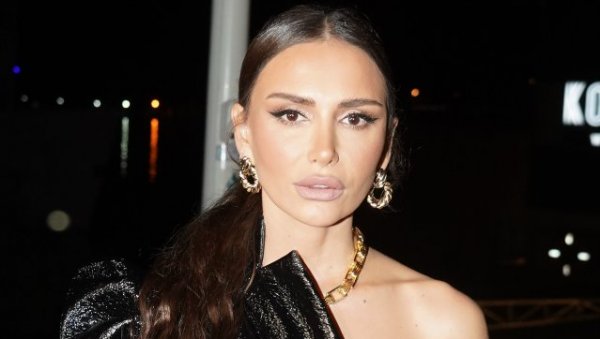 ЕМИНА ЈАХОВИЋ ПРОГОВОРИЛА О УДАЈИ ЗА МИЛИОНЕРА: Спајали је са 15 година старијим и разведеним богаташем ЕМИНА ЈАХОВИЋ ПРОГОВОРИЛА О УДАЈИ ЗА МИЛИОНЕРА: Спајали је са 15 година старијим и разведеним богаташем