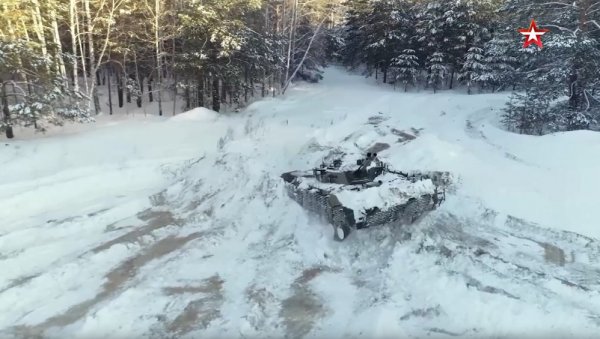 РАДИ И НА -50: Руском оклопном возилу не може ништа ни поларна хладноћа (ВИДЕО) РАДИ И НА -50: Руском оклопном возилу не може ништа ни поларна хладноћа (ВИДЕО)
