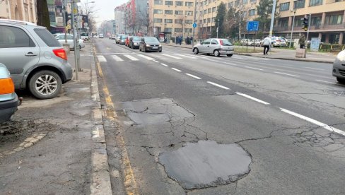 GRAĐANI SVAKODNEVNO PRIJAVLJUJI OD 20 DO 30 ŽALBI NA NERAVAN ASFALT U PRESTONICI: Sanira se i do 120 rupa dnevno GRAĐANI SVAKODNEVNO PRIJAVLJUJI OD 20 DO 30 ŽALBI NA NERAVAN ASFALT U PRESTONICI: Sanira se i do 120 rupa dnevno