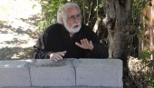 ПРОТА ГЛАЂУ ТРАЖИ ИЗЛАЗ? Део Гламочке беспуће откако је град продао плац где је некада био пут ПРОТА ГЛАЂУ ТРАЖИ ИЗЛАЗ? Део Гламочке беспуће откако је град продао плац где је некада био пут