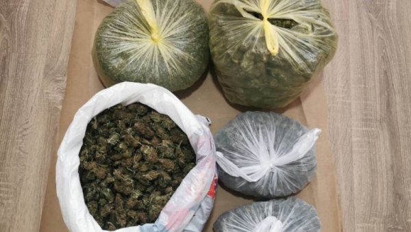НАЂЕНО ВИШЕ ОД ПЕТ КИЛОГРАМА МАРИХУАНЕ: Ухапшене две особе у Крушевцу НАЂЕНО ВИШЕ ОД ПЕТ КИЛОГРАМА МАРИХУАНЕ: Ухапшене две особе у Крушевцу