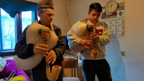 НАЈБОЉЕ ГАЈДЕ СЕ ПРАВЕ РУЧНО: Ненад Јовановић из Преконоге код Сврљига деценијама чува стари занат НАЈБОЉЕ ГАЈДЕ СЕ ПРАВЕ РУЧНО: Ненад Јовановић из Преконоге код Сврљига деценијама чува стари занат