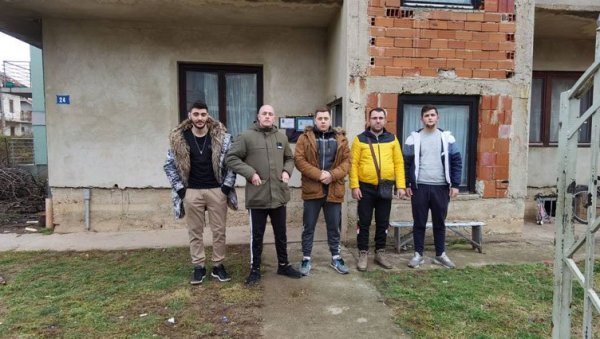 СТИЖУ ПРОЗОРИ ЗА ЦВЕТКОВИЋЕ И ЊИХОВУ БАКУ: Школски другови помажу породици младића, који је у уторак покушао да се убије због сиромаштва СТИЖУ ПРОЗОРИ ЗА ЦВЕТКОВИЋЕ И ЊИХОВУ БАКУ: Школски другови помажу породици младића, који је у уторак покушао да се убије због сиромаштва