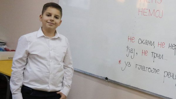 МАЂАР ДУШАН ЗБОГ ЋИРИЛИЦЕ БРИШЕ ГРАНИЦЕ: Тринаестогодишњи дечак из града Томпа свакодневно путује из Мађарске у школу у Суботицу МАЂАР ДУШАН ЗБОГ ЋИРИЛИЦЕ БРИШЕ ГРАНИЦЕ: Тринаестогодишњи дечак из града Томпа свакодневно путује из Мађарске у школу у Суботицу