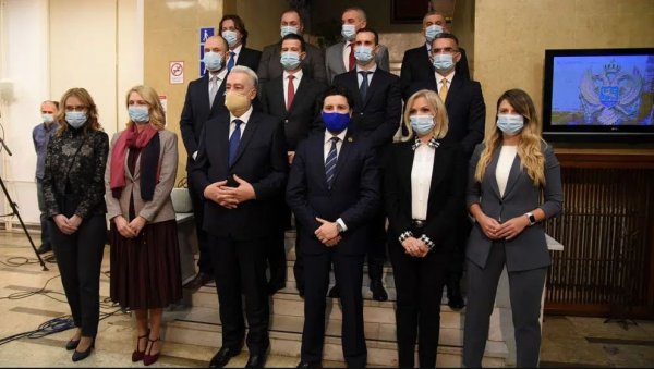 ИЗБОРИ ПРЕ ПАДА ВЛАДЕ: Црна Гора у дубокој кризи власти, уставне могућности одређују следеће кораке сукобљених страна ИЗБОРИ ПРЕ ПАДА ВЛАДЕ: Црна Гора у дубокој кризи власти, уставне могућности одређују следеће кораке сукобљених страна