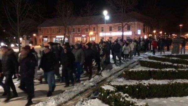 НАСТАВЉЕНИ ПРОТЕСТИ ШИРОМ ЦРНЕ ГОРЕ: Народ има право да говори, не и политичари НАСТАВЉЕНИ ПРОТЕСТИ ШИРОМ ЦРНЕ ГОРЕ: Народ има право да говори, не и политичари
