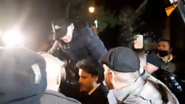 ГРАЂАНИ СПРЕЧИЛИ ДРИТАНА ДА ИМ СЕ ОБРАТИ: Протест због најављеног рушења владе и враћања ДПС (ВИДЕО) ГРАЂАНИ СПРЕЧИЛИ ДРИТАНА ДА ИМ СЕ ОБРАТИ: Протест због најављеног рушења владе и враћања ДПС (ВИДЕО)