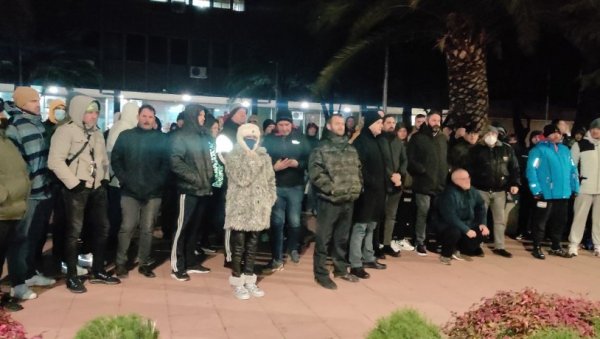 ПРОТЕСТИ У БАРУ: Дритане ни у политици није све дозвољено ПРОТЕСТИ У БАРУ: Дритане ни у политици није све дозвољено