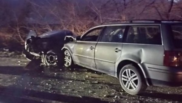 ДЕТАЉИ НЕСРЕЋЕ КОД КАРЛОВАЦА: Повређени жена и дете, ватрогасци секли возило да би их извукли, возач шкоде побегао ДЕТАЉИ НЕСРЕЋЕ КОД КАРЛОВАЦА: Повређени жена и дете, ватрогасци секли возило да би их извукли, возач шкоде побегао