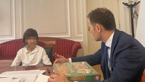 DIVAN GEST SINIŠE MALOG: Ministar ispunio rođendansku želju malom Bogdanu (FOTO) DIVAN GEST SINIŠE MALOG: Ministar ispunio rođendansku želju malom Bogdanu (FOTO)