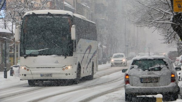СВИ ДРЖАВНИ ПУТЕВИ У СРБИЈИ СУ ПРОХОДНИ: Павковић - На рашчишћавању снега ангажовано 1.200 људи СВИ ДРЖАВНИ ПУТЕВИ У СРБИЈИ СУ ПРОХОДНИ: Павковић - На рашчишћавању снега ангажовано 1.200 људи