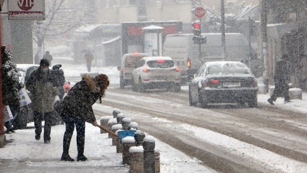 СТИЖУ ХЛАДНИ ФРОНТ И СНАЖНА МЕЋАВА: У овим деловима пашће и више од 20 цм снега - најновија најава РХМЗ СТИЖУ ХЛАДНИ ФРОНТ И СНАЖНА МЕЋАВА: У овим деловима пашће и више од 20 цм снега - најновија најава РХМЗ