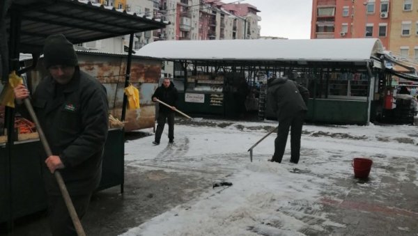 НА ПИЈАЦАМА ОЧИШЋЕН СНЕГ: Новосадски комуналци на терену НА ПИЈАЦАМА ОЧИШЋЕН СНЕГ: Новосадски комуналци на терену