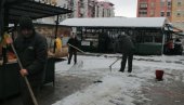 NA PIJACAMA OČIŠĆEN SNEG: Novosadski komunalci na terenu