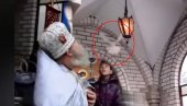 КАЖУ ДА СЕ ДЕСИЛО ЧУДО! Видите шта је урадио бели голуб на Богојављање усред освештавања воде (ВИДЕО) КАЖУ ДА СЕ ДЕСИЛО ЧУДО! Видите шта је урадио бели голуб на Богојављање усред освештавања воде (ВИДЕО)