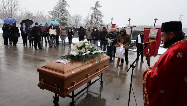 ИСПРАЋЕН ПЕСМАМА “ТАМО ДАЛЕКО” И “ИДЕ МИЛЕ” Сахрањен књижевник Радован Бели Марковић на Новом гробљу у Лајковцу (ФОТО/ВИДЕО) ИСПРАЋЕН ПЕСМАМА “ТАМО ДАЛЕКО” И “ИДЕ МИЛЕ” Сахрањен књижевник Радован Бели Марковић на Новом гробљу у Лајковцу (ФОТО/ВИДЕО)
