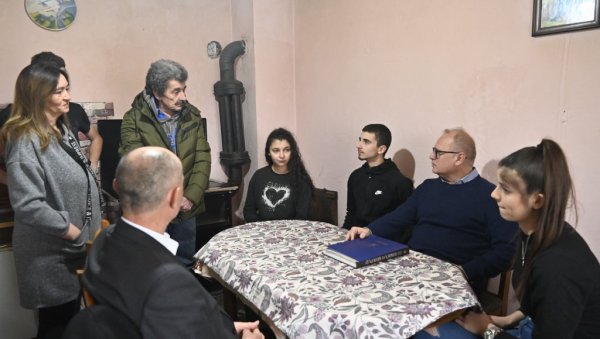 БУЛОВИЋИ ДОБИЛИ ПОСАО: Град уз Ивану и Александра из Бечмена, родитеље четворо деце БУЛОВИЋИ ДОБИЛИ ПОСАО: Град уз Ивану и Александра из Бечмена, родитеље четворо деце