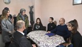 BULOVIĆI DOBILI POSAO: Grad uz Ivanu i Aleksandra iz Bečmena, roditelje četvoro dece BULOVIĆI DOBILI POSAO: Grad uz Ivanu i Aleksandra iz Bečmena, roditelje četvoro dece