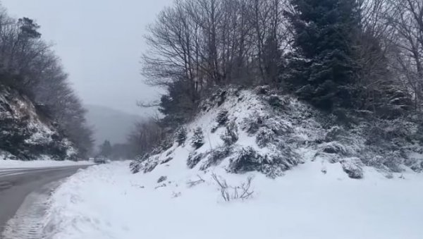 СНЕГ ПОКРИО ЕВИЈУ: Забелеле се плаже, села одсечена, бели покривач и на Криту (ВИДЕО) СНЕГ ПОКРИО ЕВИЈУ: Забелеле се плаже, села одсечена, бели покривач и на Криту (ВИДЕО)