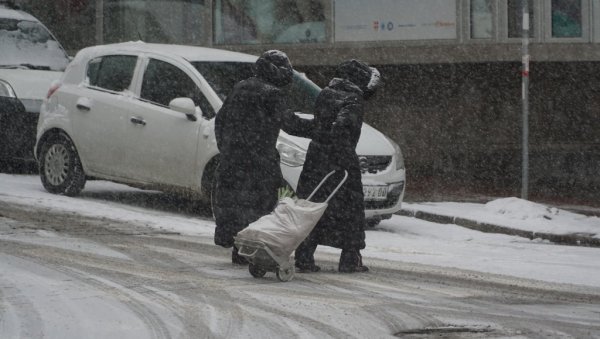 СНЕГ СТИЖЕ У СРБИЈУ: РХМЗ најавио - ево где се тачно и када очекују падавине СНЕГ СТИЖЕ У СРБИЈУ: РХМЗ најавио - ево где се тачно и када очекују падавине