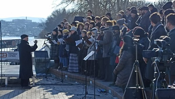 ОБЕЛЕЖЕНА 80. ГОДИШЊИЦА НОВОСАДСКЕ РАЦИЈЕ: Положени венци на споменик Породица (ФОТО/ВИДЕО) ОБЕЛЕЖЕНА 80. ГОДИШЊИЦА НОВОСАДСКЕ РАЦИЈЕ: Положени венци на споменик Породица (ФОТО/ВИДЕО)