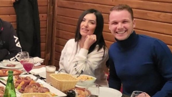 ДРАШКО ТАЊУ ЈОШ НИЈЕ УПОЗНАО СА ПОРОДИЦОМ: Певачицина сестра га срела, ево шта ју је одушевило ДРАШКО ТАЊУ ЈОШ НИЈЕ УПОЗНАО СА ПОРОДИЦОМ: Певачицина сестра га срела, ево шта ју је одушевило