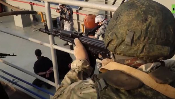 РУСИЈА, ИРАН И КИНА У БОРБИ ПРОТИВ ПИРАТА: Завршене војне вежбе Морски сигурносни појас - 2022 (ВИДЕО) РУСИЈА, ИРАН И КИНА У БОРБИ ПРОТИВ ПИРАТА: Завршене војне вежбе Морски сигурносни појас - 2022 (ВИДЕО)