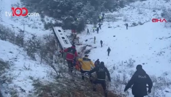 СНИМАК ТЕШКЕ НЕСРЕЋЕ У ТУРСКОЈ: Аутобус се сурвао у провалију због снега - не зна се тачан број погинулих (ВИДЕО) СНИМАК ТЕШКЕ НЕСРЕЋЕ У ТУРСКОЈ: Аутобус се сурвао у провалију због снега - не зна се тачан број погинулих (ВИДЕО)