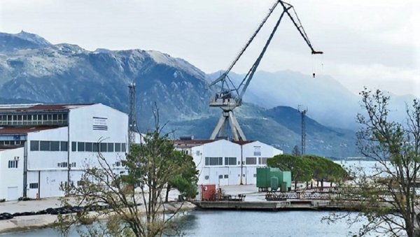 ДАКОТА ОДВОЗИ ЂУБРЕ ИЗ БИЈЕЛЕ: Чишћење опасног отпада са бродоградилишта ДАКОТА ОДВОЗИ ЂУБРЕ ИЗ БИЈЕЛЕ: Чишћење опасног отпада са бродоградилишта
