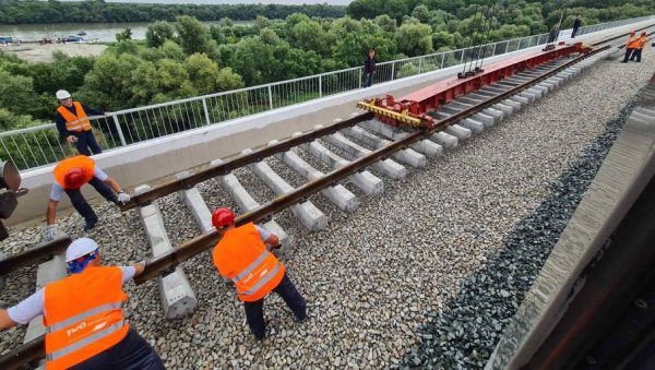 СРБИЈА ДОБИЈА ЈОШ 300 КМ НОВИХ ПРУГА: Модернизација и реконструкција железничког саобраћаја настављају се убрзаним темпом и у овој години СРБИЈА ДОБИЈА ЈОШ 300 КМ НОВИХ ПРУГА: Модернизација и реконструкција железничког саобраћаја настављају се убрзаним темпом и у овој години