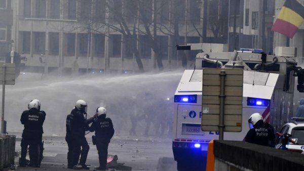 ПОЧИЊЕ НАЈДУЖЕ СУЂЕЊЕ У БРИСЕЛУ: На оптуженичким клупама терористи одговорни за напад на аеродром и метро 2016. године ПОЧИЊЕ НАЈДУЖЕ СУЂЕЊЕ У БРИСЕЛУ: На оптуженичким клупама терористи одговорни за напад на аеродром и метро 2016. године