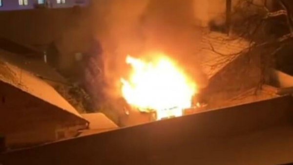 СНИМЦИ ПОЖАРА У НОВОМ САДУ: Експлодирала плинска боца, ватрогасци на терену (ВИДЕО) СНИМЦИ ПОЖАРА У НОВОМ САДУ: Експлодирала плинска боца, ватрогасци на терену (ВИДЕО)