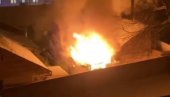 SNIMCI POŽARA U NOVOM SADU: Eksplodirala plinska boca, vatrogasci na terenu (VIDEO) SNIMCI POŽARA U NOVOM SADU: Eksplodirala plinska boca, vatrogasci na terenu (VIDEO)