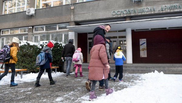 КРАЈ ЗИМСКОГ РАСПУСТА: Први дан школе - неки у клупама, неки онлајн КРАЈ ЗИМСКОГ РАСПУСТА: Први дан школе - неки у клупама, неки онлајн