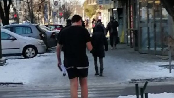 ЧАК НИЈЕ НИ ЖУРИО: Овако је један младић прошетао Новим Садом по дебелом минусу (ФОТО) ЧАК НИЈЕ НИ ЖУРИО: Овако је један младић прошетао Новим Садом по дебелом минусу (ФОТО)