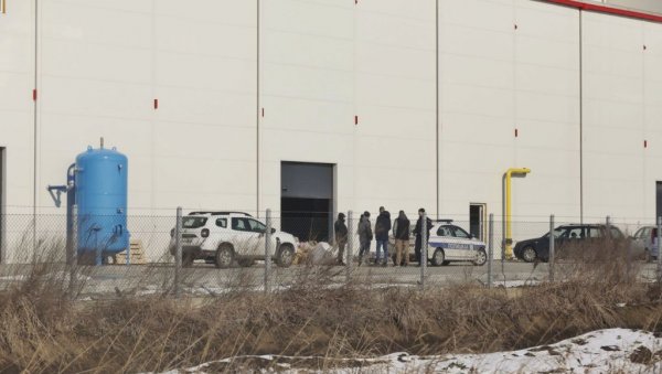 КАКО ЈЕ ДОШЛО ДО ТРАГЕДИЈЕ У ШИМАНОВЦИМА: Радници дошли да отклоне квар, а онда се десила катастрофа (ВИДЕО) КАКО ЈЕ ДОШЛО ДО ТРАГЕДИЈЕ У ШИМАНОВЦИМА: Радници дошли да отклоне квар, а онда се десила катастрофа (ВИДЕО)