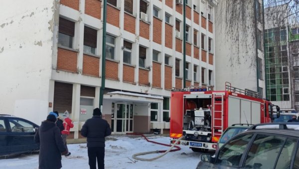 ПОЖАР НА ГИНЕКОЛОГИЈИ У ВРАЊУ: Новости на лицу места, нема повређених (ВИДЕО) ПОЖАР НА ГИНЕКОЛОГИЈИ У ВРАЊУ: Новости на лицу места, нема повређених (ВИДЕО)