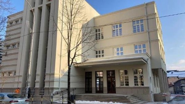 ОПРЕМЉЕНЕ И УЧИОНИЦЕ: Реконструисана прокупачка Гимназија дочекала ученике ОПРЕМЉЕНЕ И УЧИОНИЦЕ: Реконструисана прокупачка Гимназија дочекала ученике