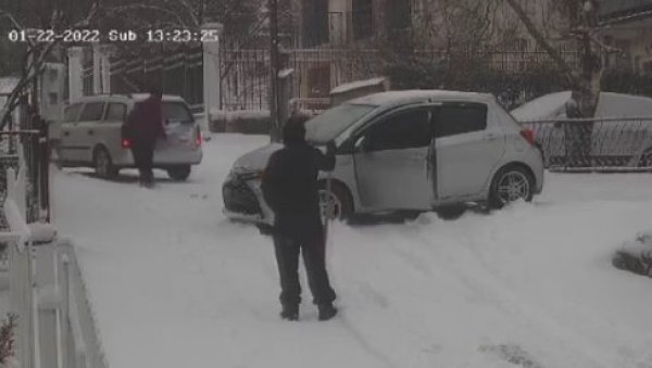 ПОГЛЕДАЈТЕ ШОК СНИМАК ИЗ КАЛУЂЕРИЦЕ: Стравично проклизавање – за длаку избегнута несрећа (ВИДЕО) ПОГЛЕДАЈТЕ ШОК СНИМАК ИЗ КАЛУЂЕРИЦЕ: Стравично проклизавање – за длаку избегнута несрећа (ВИДЕО)