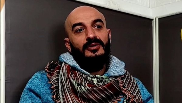 БЕТОН МАХАЛА ПОСЛЕ 7 ГОДИНА: Забрањена представа трупе Јој, ево их ови поново на сцени у Новом Пазару БЕТОН МАХАЛА ПОСЛЕ 7 ГОДИНА: Забрањена представа трупе Јој, ево их ови поново на сцени у Новом Пазару