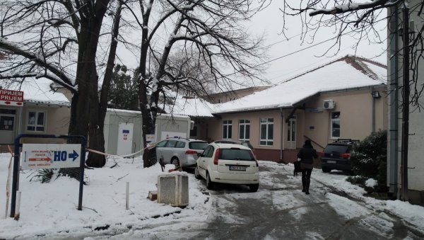 РАСТЕ БРОЈ ХОСПИТАЛИЗОВАНИХ У ПАРАЋИНУ: У црвеној ковид-зони углавном старији пацијенти РАСТЕ БРОЈ ХОСПИТАЛИЗОВАНИХ У ПАРАЋИНУ: У црвеној ковид-зони углавном старији пацијенти