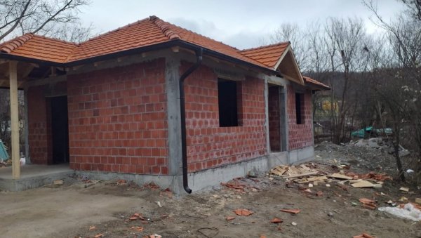 ДОСАЊАО САН, ТОПЛИ ДОМ ЗА ПОРОДИЦУ: Одмакла градња нове куће за болесног дечака Марка Смиљковића ДОСАЊАО САН, ТОПЛИ ДОМ ЗА ПОРОДИЦУ: Одмакла градња нове куће за болесног дечака Марка Смиљковића