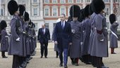 БРИТАНСКА ГАРДА НА ДОЧЕКУ: Састанак министара Стефановића и Воласа у Лондону (ФОТО) БРИТАНСКА ГАРДА НА ДОЧЕКУ: Састанак министара Стефановића и Воласа у Лондону (ФОТО)