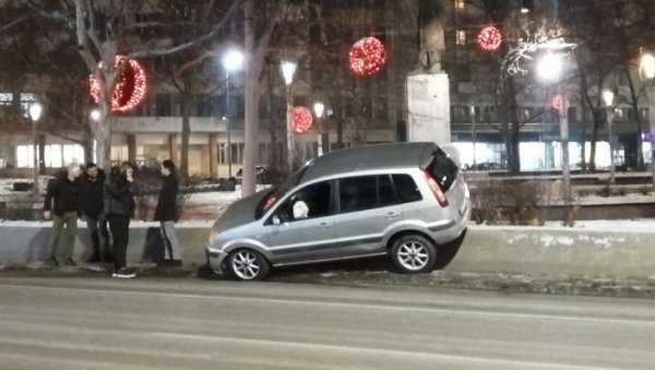АУТОМОБИЛ СЕ НАСАДИО НА ЗАШТИТНУ ОГРАДУ: Необична сцена на Тргу Николе Пашића (ФОТО) АУТОМОБИЛ СЕ НАСАДИО НА ЗАШТИТНУ ОГРАДУ: Необична сцена на Тргу Николе Пашића (ФОТО)