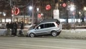AUTOMOBIL SE NASADIO NA ZAŠTITNU OGRADU: Neobična scena na Trgu Nikole Pašića (FOTO) AUTOMOBIL SE NASADIO NA ZAŠTITNU OGRADU: Neobična scena na Trgu Nikole Pašića (FOTO)